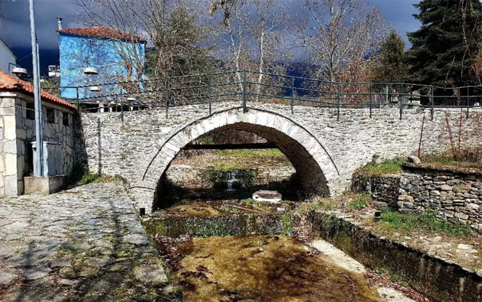 Το πέτρινο γεφύρι κάτω από συννεφιασμένο ουρανό