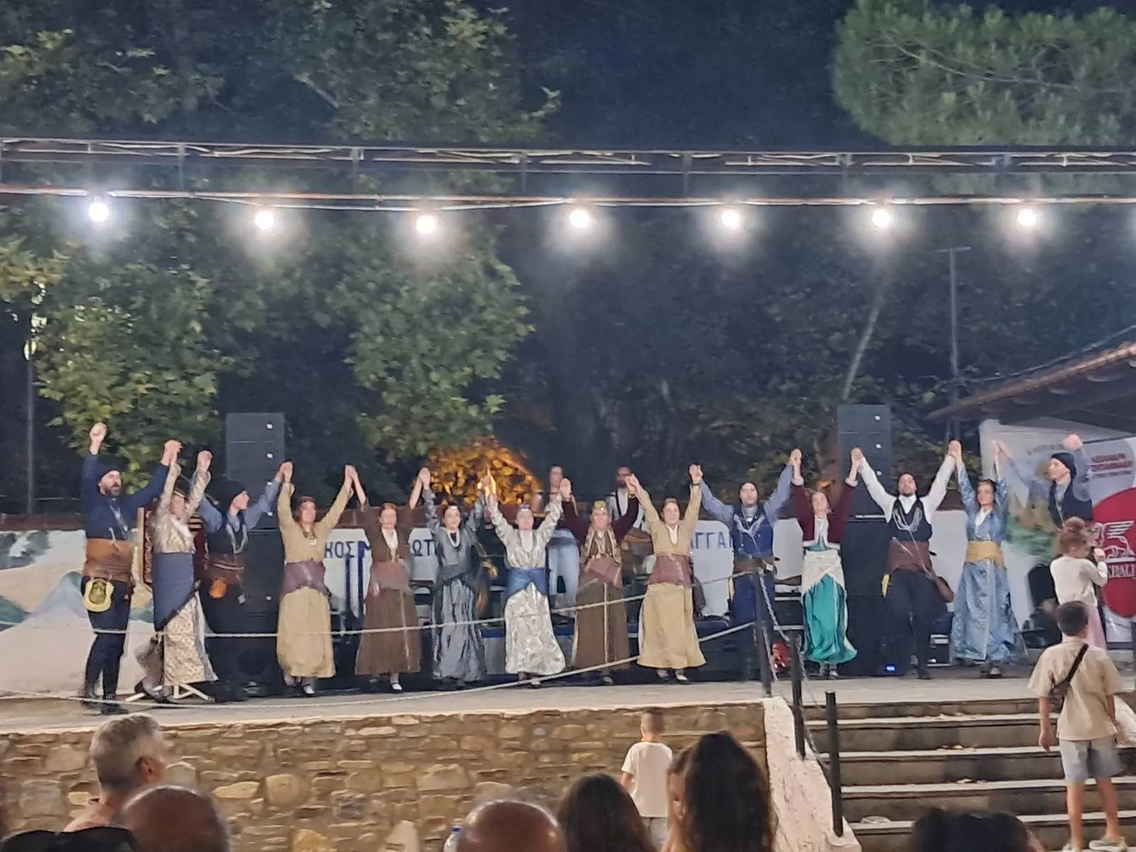 Οι χορευτές με τα χέρια ψηλά στο φινάλε της παράστασης